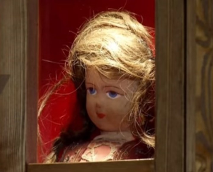 La muñeca dentro de la vitrina vidriada (Captura video).