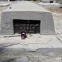 Una tumba en el cementerio judío de Bahrein, 25 de junio de 2019 (Rafael Ahren / TOI)