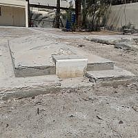 Una tumba en el cementerio judío de Bahrein, 25 de junio de 2019 (Rafael Ahren / TOI)