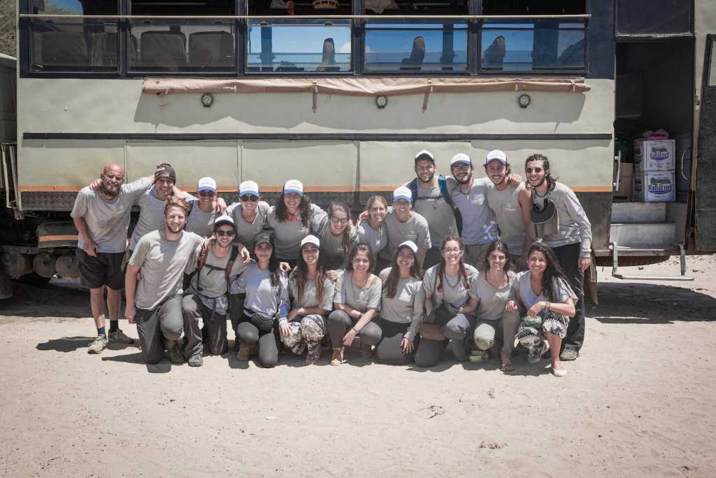 El grupo de voluntarios de CADENA frente al jeep que los llevó a Turkana. 
