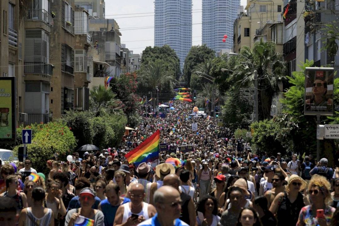 Multitudinaria marcha LGBT+ en Tel Aviv Foto: AP