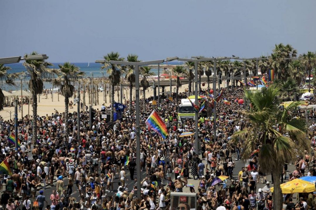 Multitudinaria marcha LGBT+ en Tel Aviv Foto: AP