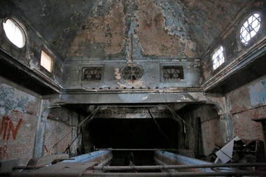 El techo de la sinagoga recuperada, resquebrajado y con pintadas