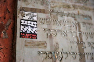 Stickers que hablaban de la resistencia palestina sobre las escrituras en hebreo talladas sobre el mármol