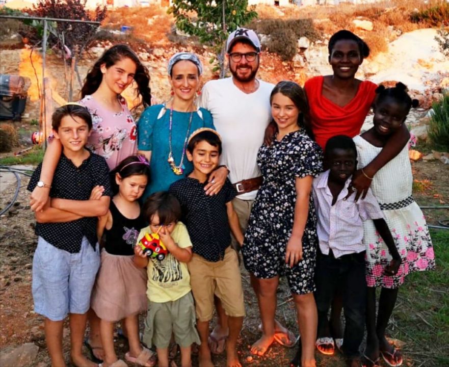 Katsof y su familia junto a parte de los judíos rescatados de Sudán del Sur.