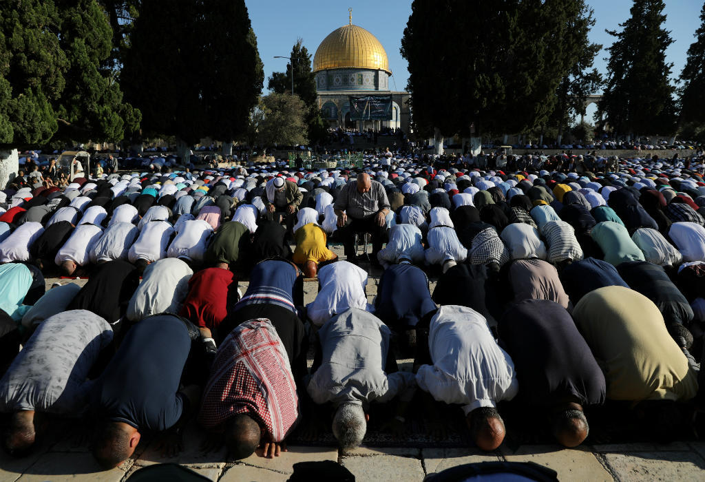 Un grupo de palestinos ora como parte del Eid al-Adha en el Noble Santuario (Explanada de las Mezquitas) en Jerusalén el 11 de agosto de 2019.