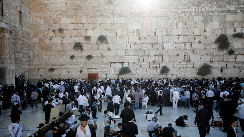 Un grupo de judÃ­os ora frente al Muro de los Lamentos en JerusalÃ©n como parte del Tisha B'Av el 11 de agosto de 2019.