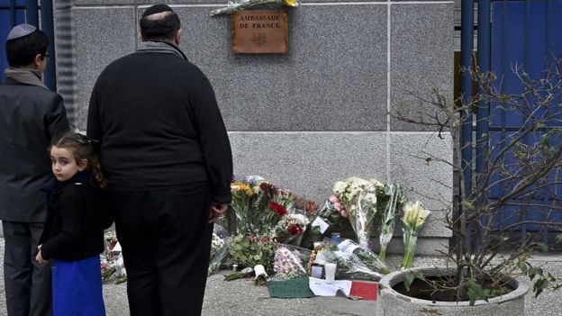 Judíos en México homenajeando a las víctimas de los ataques de París en 2015.