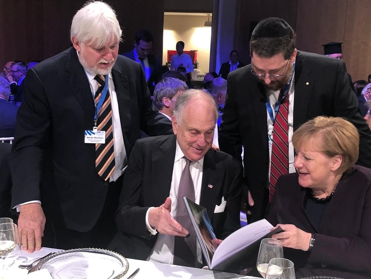 Werthein, Lauder, Eichbaum y Merkel durante la cena de gala en la que se distinguió a la mandataria con el premio Theodor Herzl.