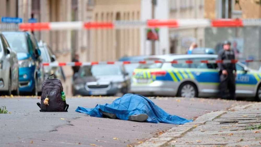 Un cuerpo yace en una carretera en Halle, Alemania, el 9 de octubre de 2019 después de un tiroteo. (Sebastian Willnow / dpa a través de AP)