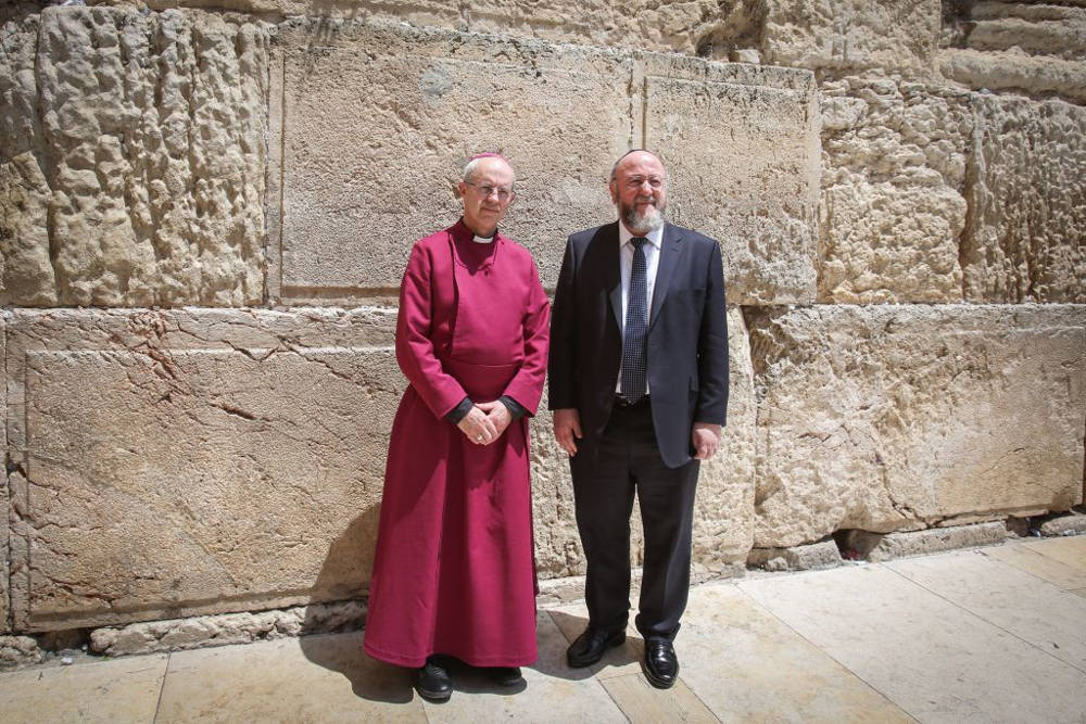 El Arzobispo de Cantebury Justin Welby (l) y el Gran Rabino Británico Ephraim Mirvis, visitan el Muro de los Lamentos, el lugar más sagrado del judaísmo, en la Ciudad Vieja de Jerusalén, el 3 de mayo de 2017. (Yonatan Sindel / Flash90)