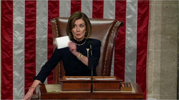 Nancy Pelosi anuncia el resultado de la votación del impeachment.