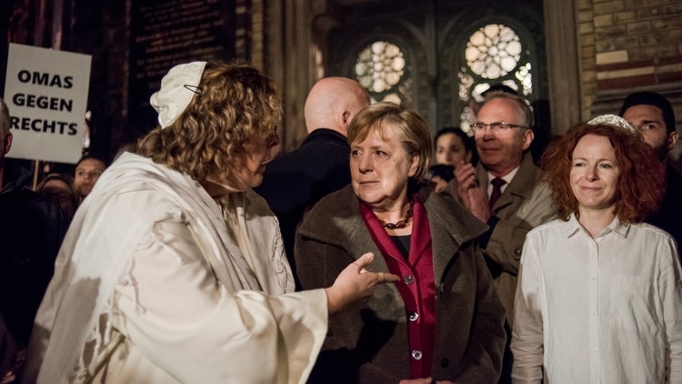 La canciller alemana Angela Merkel visita la sinagoga de Halle tras el ataque antisemita (AFP)