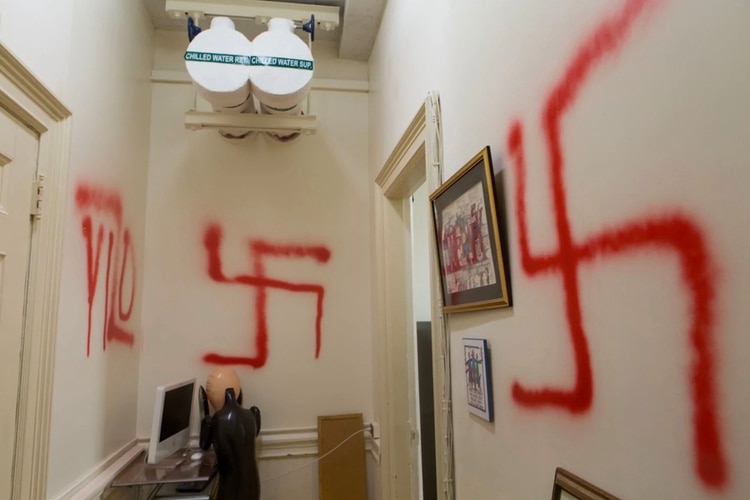 Graffitis antisemita pintados con un aerosol en las paredes de la casa de Elizabeth Midlarsky, una psicóloga y académica del Holocausto en la Escuela de Maestros de Nueva York (Rya Inman/Columbia Daily Spectator)