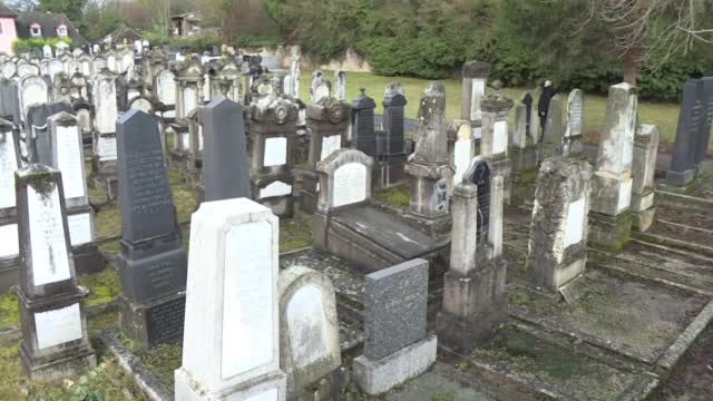Resultado de imagen para "Vigilantes de la memoria", voluntarios que custodian los cementerios judíos en Francia