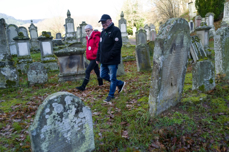 Resultado de imagen para "Vigilantes de la memoria", voluntarios que custodian los cementerios judíos en Francia
