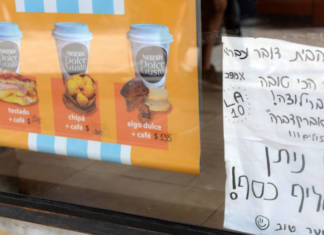 Los carteles en las vidrieras, también en hebreo. Foto: Alfredo Leiva