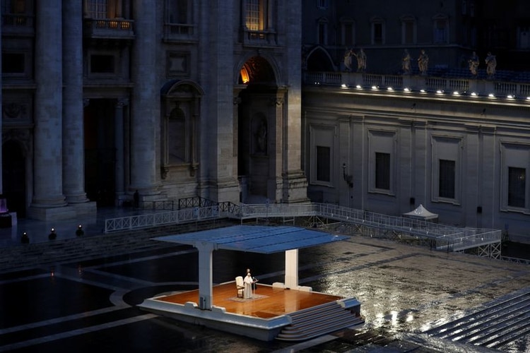Foto del viernes del Papa Francisco dando una inusual bendición 