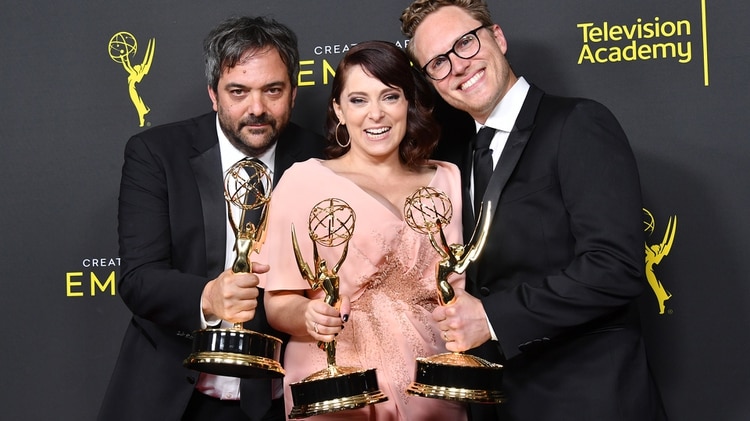  Adam Schlesinger (i), junto aRachel Bloom y Jack Dolgen tras su triunfo en los Emmy por 