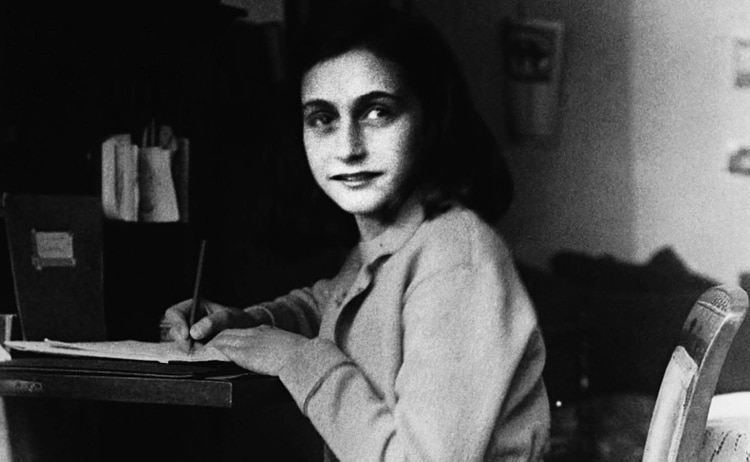 Ana Frank y su familia vivieron 25 meses en un refugio tras la invasión nazi en Holanda. Al ser capturados fueron llevados a distintos campos de concentración. La joven murió a los 15 años creyendo que ninguno de los suyos había logrado sobrevivir. Su padre publicó en 1947 el diario cumpliendo el deseo de su hija que soñaba con ser escritora. 