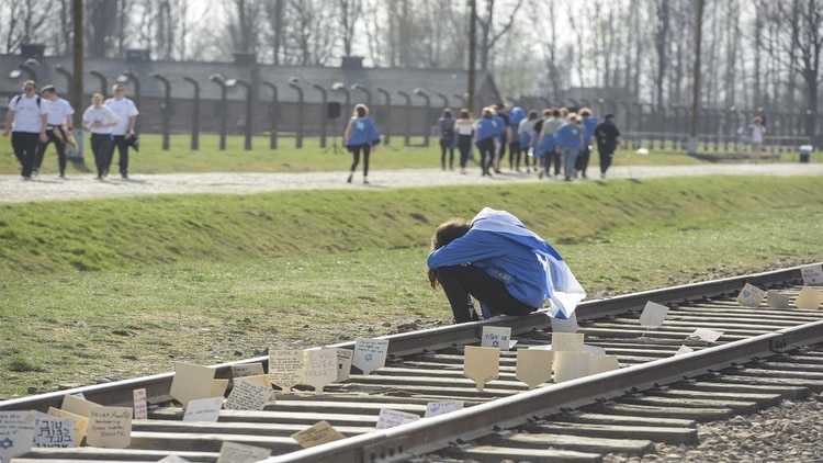 Nunca más, dicen los papeles que los jóvenes dejaron en las vías de los trenes que llevaban los prisioneros a Auschwitz. 