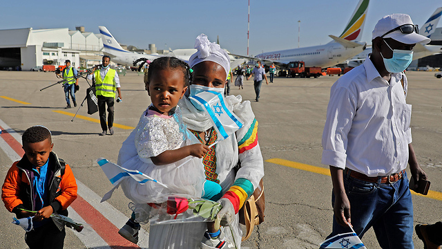 Hombres, mujeres y niños, entre los 119 nuevos inmigrantes etíopes que llegaron a Israel. 