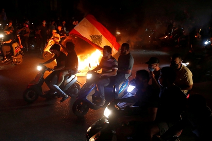 Manifestantes en motocicletas durante la protesta el jueves a la noche (REUTERS/Mohamed Azakir)