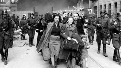 Un grupo de judíos polacos siendo deportados del ghetto de Varsovia (AP)