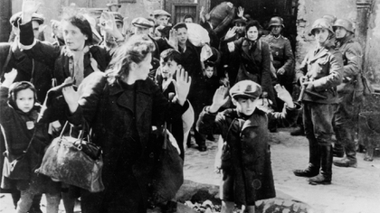 Soldados alemanes liquidan el ghetto de Varsovia en abril de 1943 (AP)
