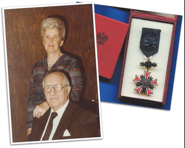 Rattinger junto a su esposa y la medalla concedida por el gobierno polaco.