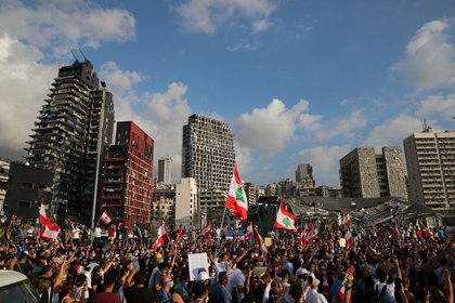 Miles de manifestantes se movilizaron en Beirut tras la explosión del 4 de agosto para denunciar la corrupción del país y pedir la renuncia del Ejecutivo (REUTERS/Alkis Konstantinidis)