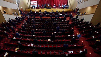 Miembros del parlamento libanés asistieron a una sesión legislativa en el Palacio de la UNESCO en Beirut para permitir el distanciamiento social en medio de la propagación del coronavirus (REUTERS/Mohamed Azakir)