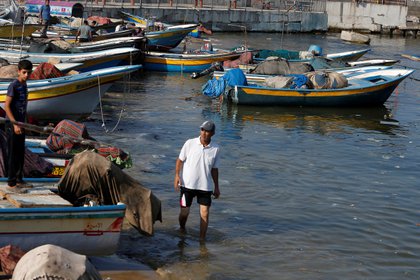 Pescadores en el puerto de Gaza City (REUTERS/Mohammed Salem)