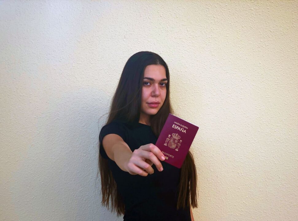 Heba Iskandarani, con su pasaporte español, en una imagen facilitada por ella.