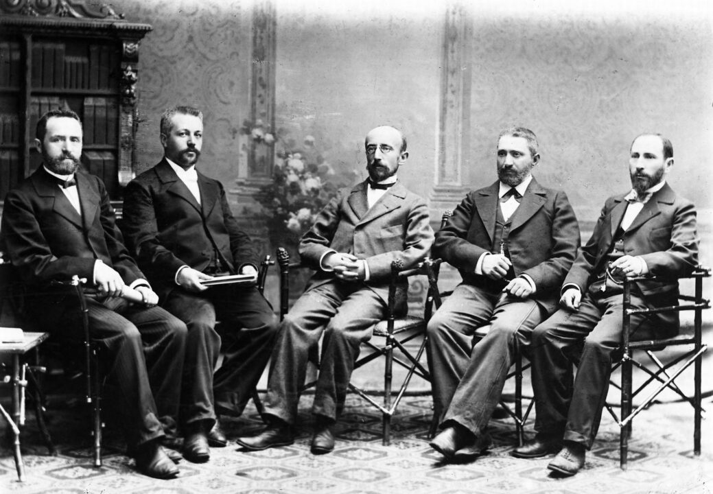 File:Asher Zvi Hirsch Ginsberg with Zeev Gluskin and the committee.  1900-1927 (id.33098706).jpg - Wikimedia Commons