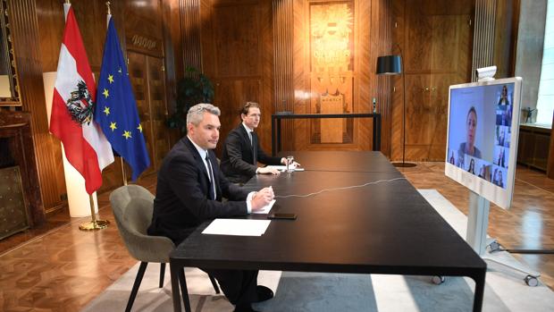 Videoconferencia sobre el atentado del canciller Kurz, al fondo, y su ministro del Interior
