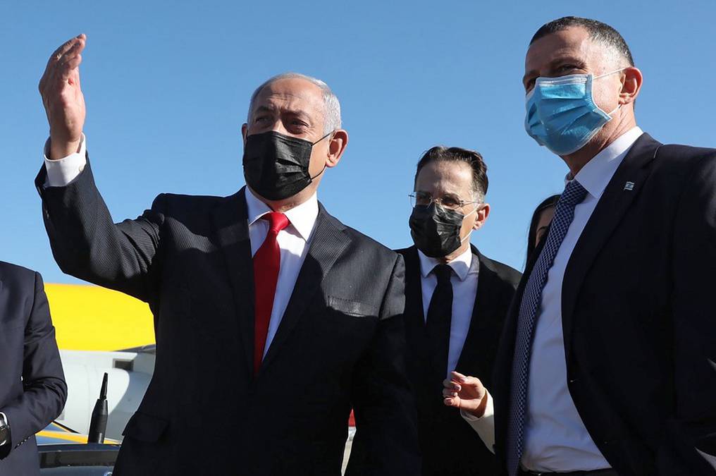 Yuli Edelstein junto a Netanyahu, cuando llegaron las primeras 300 mil dosis de la vacuna Pfizer a Israel. Foto: AFP.