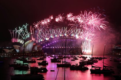 Australia recibió el 2021 con fuegos artificiales. REUTERS/Loren Elliott