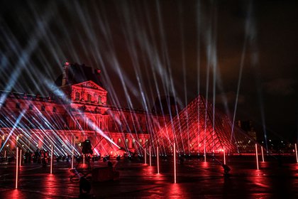 El DJ francés David Guetta brindará un concierto en la pirámide del Museo de Louvre, en París, para celebrar el nuevo año. STEPHANE DE SAKUTIN / AFP
