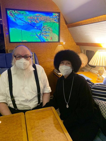 Jonathan Pollard, de 66 años junto a su esposa Esther, en una fotografía tomada en el interior de un vuelo privado que los llevó a Israel este 30 de diciembre (Reuters)