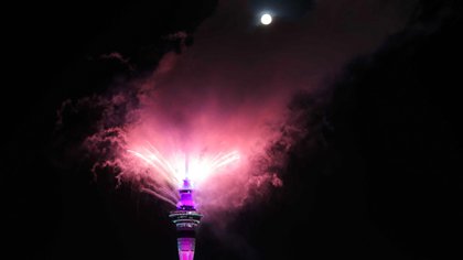 Fuegos artificiales desde la Sky Tower en Auckland, Nueva Zelanda. (Michael Craig/NZ Herald via AP)