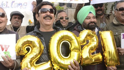 La gente sostiene pancartas y globos que forman el número 2021 durante las celebraciones del Año Nuevo en Amritsar, India. NARINDER NANU / AFP
