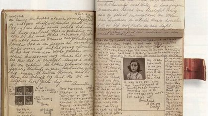 Entre el material recibido, la estudiante repasó "El diario de Ana Frank"