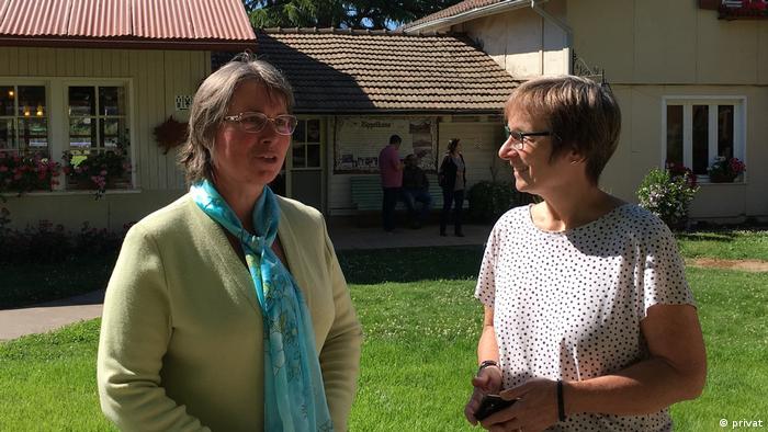 La excolona Doris Gert (izqda.) y la experta alemana Elke Gryglewski en un encuentro de víctimas en la actual Villa Baviera. (2018).