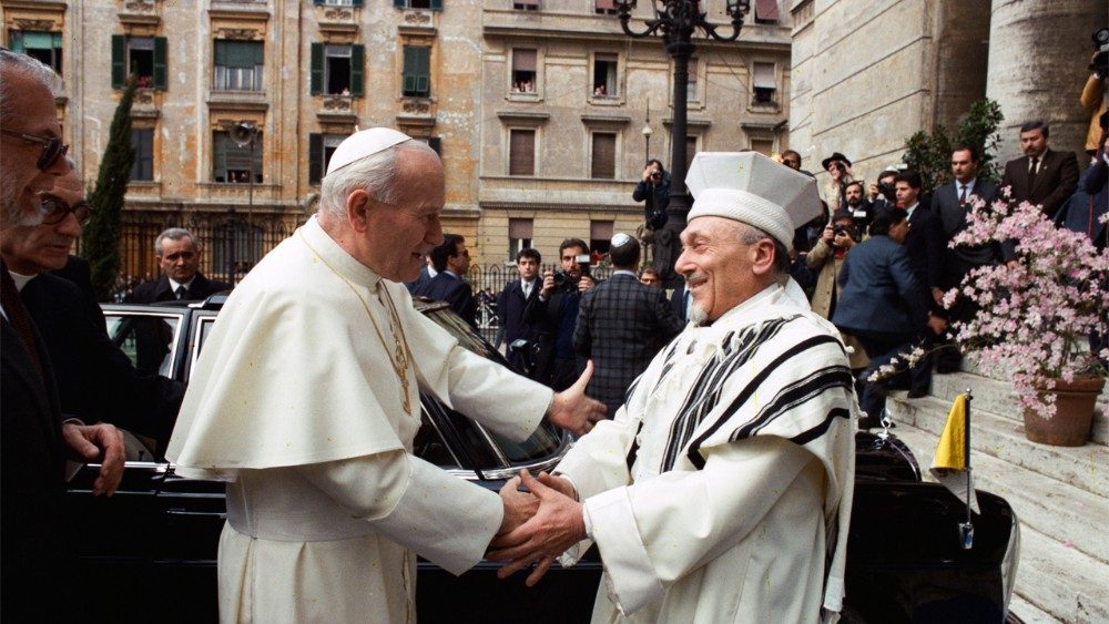 El abrazo entre San Juan Pablo II y el Gran Rabino de Roma, Elio Toaff