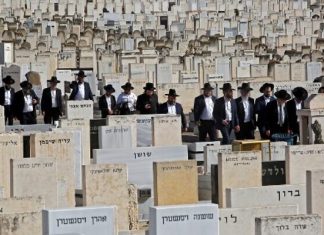 Mourners attend the funeral of one of the victims of the Mount Meron stampede at Segula cemetery in Petah Tikva on April 30, 2021. (GIL COHEN-MAGEN / AFP)