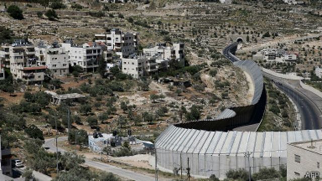 Une barrière de sécurité construite par Israël sépare son territoire de la Cisjordanie.