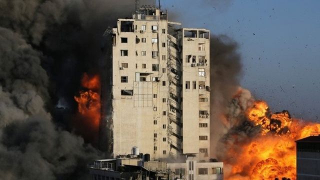 Un edificio impactado por un misil en Gaza.