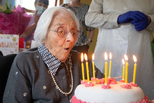 Una mujer que huyó de la persecución de los judíos por parte de los nazis y sobrevivió a una pandemia mundial ha celebrado su 107 cumpleaños al reunirse con su familia. Vera Levick, nacida en Alemania, marcó el hito el miércoles 12 de mayo en Andrew Cohen House, una residencia de ancianos en Stirchley. 