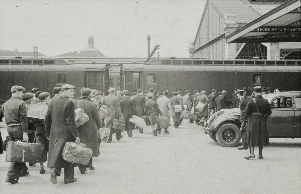 Los hombres se suben a un tren que les llevará a los campos de internamiento de Pithiviers y de Beaune-la-Rolande. Se formaron cuatro convoyes de coches de pasajeros, dos convoyes con 2.140 hombres hacia el campo de Beaune-la-Rolande y dos convoyes con 1.570 hombres hacia el campo de Pithiviers. Estos convoyes llegaron el 14 de mayo por la tarde.
